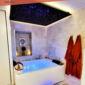 Appartement - La Delos - Jacuzzi 2 Places - Centre A Pied - Lit Queen Size - Parking Privee - Wifi - Center Within Walking Distance -, Quimper